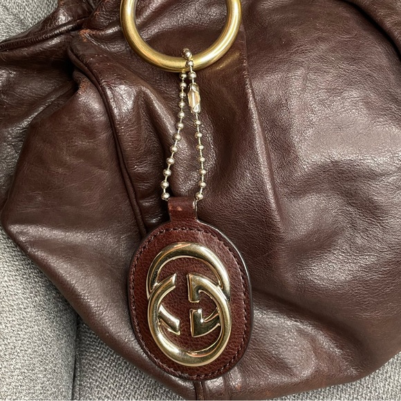 Gorgeous Calfskin Leather Gucci Shoulder Bag with Convertible Snaps - Picture 4 of 10
